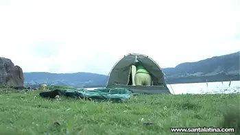 SANTALATINA : Two friends want to try a lesbian adventure. They lock themselves in the tent to have sex, but when the boyfriend discovers them and a difficult situation is created