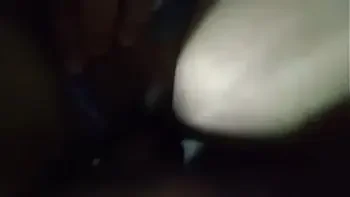 Mi Hermanastro me espía y  viene a mi cama a darme una rica follada y me deja su semen caliente en mi coño sexo real ricos gemidos