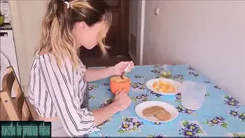 I give milk to my friend's hair so she can comb her hair