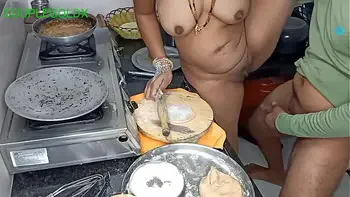 रोटी बनाते समय जोर जोर से धक्का लगाया एक साथ दो काम