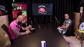 Negra gostosa foi medir o pau grande e aproveitou pra fazer um boquete