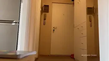 I played with delivery man. I ordered a dildo and met him naked. Raffle.