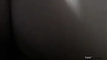 Fuí a vicitar a mi novia y no estaba pero encontré a mi suegra desnuda tomando una siesta, hacía mucha calor, Decidi grabarla pero no me aguanté las ganas y me la cogí, para cuando despertó ya se la ha