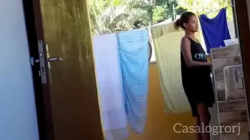 Pequena enteada faz suas tarefas com plug no cu - teen 18yo