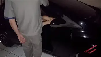 Esposa com bumbum de fora em público oferecendo para estranhos!!! Todos sem camisinha e gozadas a dentro.