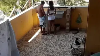 Enteada que estava lavando roupa foi Surpreendida pelo padrasto pervertido que botou ela para chutar seu pênis fuder de quatro.