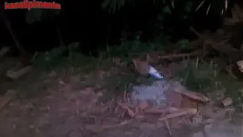 transando com uma gostosa de uma colônia marginal sem camisinha, por algumas latas, safado tira proveito da pobreza e goza até no cuzinho dela!