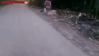 transando com uma gostosa de uma colônia marginal sem camisinha, por algumas latas, safado tira proveito da pobreza e goza até no cuzinho dela!