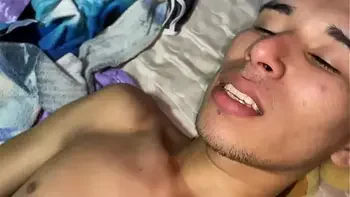 FOLLO POR PRIMERA VEZ CON MI MEJOR AMIGO EL ME CALIENTA HASTA HACERME VENI A CHORRO