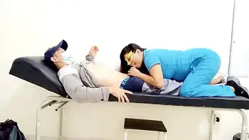 MUJER DOCTORA ES UNA ZORRA CALIENTE EN EL CONSULTORIO!! EL PACIENTE SE DA CUENTA DE QUE ELLA HACE PORNO CASERO Y LE PIDE UNA MAMADA INTENSA A SU PENE ENANO