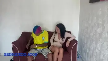 SEXO GOSTOSO COM ESSA MAGRINHA E ELA TIRA A CAMISINHA PARA SENTIR O PAU NA BUCETA E DÁ ATÉ O CUZINHO