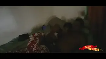 Cheia de tesão Uma enteada fofa mestruada bebe porra do padrasto.