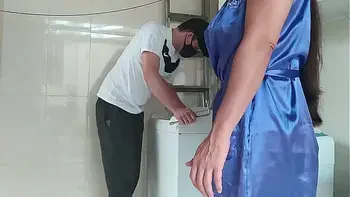 Casada provocando o técnico que foi arrumar a máquina de lavar roupas, a safada abriu o roupão na frente dele