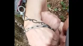 Séance d'humiliations et uro en forêt pour l'esclave F