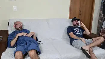 Pegadinha com esposa de olhos vendados escondi meu amigo no guarda roupas ele entrou na hora da transa