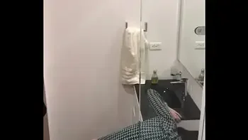 descubro a mis amigos en el baño por los fuertes gemidos