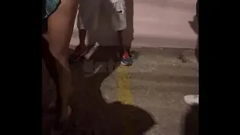 Casada conhece dois novinhos na balada, apronta na frente do corno, leva eles embora pro carro e depois fode na rua! COMPLETO RED