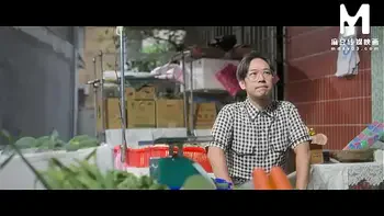 ModelMedia Asia - Newlywed wife cheats on her husband in the toilet with the gruff owner of a vegetable stall