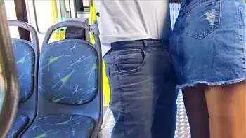 Jovem estudante leva encoxada dentro onibus!