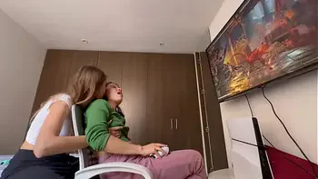 Dejá ese play, quiero que me folles, eres mi prima lesbiana favorita