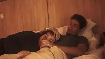 Mi hermanastro me mete su pene en mi boca mientras estamos acostados,no tuvo piedas con mi boquita y me la lleno de leche tratandome como su putita