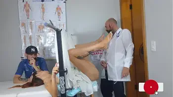 Traição ginecologista mete na esposa do corno sem ele saber!