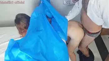 Ginecologista fode paciente durante exame!