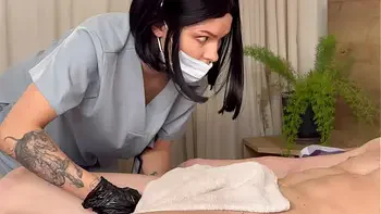 Therapist helps a football player to feel relif after injury by oily handjob and her tight ass