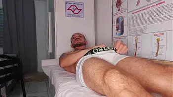 Enfermeira e estética observa ereção do paciente!