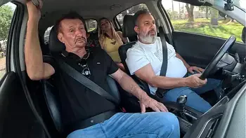 Carlos Urach estreia com duas gostosa na carona do Ted