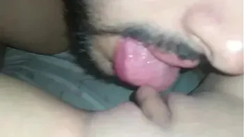 Presente de aniversário  Leo Skull  me acordou levando uma chupada gostosa na buceta até chegar o orgasmo. Veja mais em xv red.