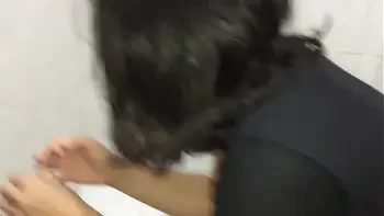 Me le meto al baño a mi hermanastra para que me saque la leche y se la trague