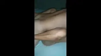 NOVINHO COMENDO A KARINA ENQUANTO OUTRO FILMA E AGUARDA A VEZ