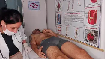 Ereção na frente da enfermeira