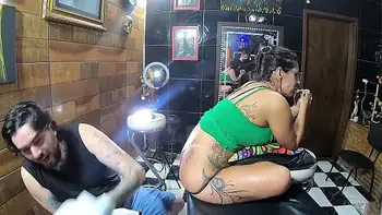 Vloog Essa Morena Tatuou a Bunda e Fez a Tatuagem Igual da Cantora Anita