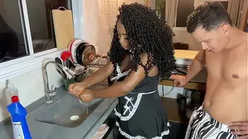 EMPREGADA NEGRA FODE NO PELO COM O FILHO JOVEM DO PATRÃO.