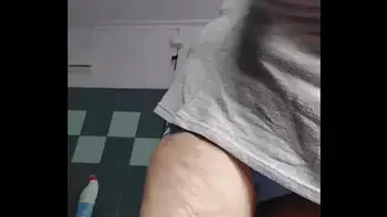 Oma neukt harige kut met komkommer