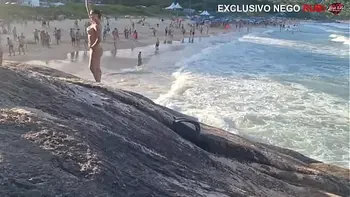 SONHO DE CORNO - DESSA VEZ EU COMO UM CORNINHO PUTO PASSEI DOS LIMITES ELA DEU PRA MAIS DE 20 CARAS NA PRAIA POREM SÓ CONSEGUI GRAVAR ALGUNS FODENDO COM ELA