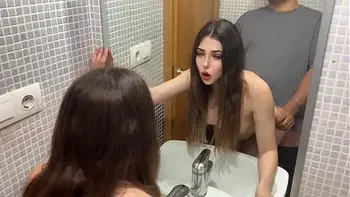 Padrastro gordo de 47 años teniendo sexo con hijastra en el baño por la mañana