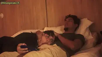 Mirando una pelicula con mi padrastro y sin querer me trague su pene (casi nos descubren)