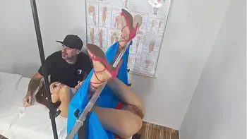 inseminada pelo médico dotado por trás do corno!