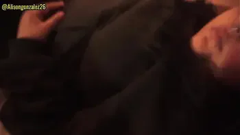 Mirando Netflix con mi hermanastra pero no pude evitar meter mi pene en su boca, casi nos descubren!!