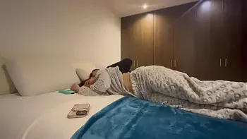 La empleada de mi esposo me toca en el baño y en la noche me pega su culo de lesbiana rica, cuando mi marido no esta...