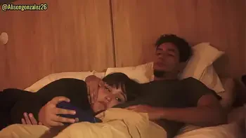 Tengo sueño hermanastro, dejame acostarme en tus piernas, pero no metas tu pene en mi boca por favor!!