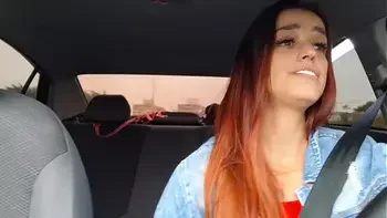 Motorista de app safada pegou passageiro se masturbando por trás e fudeu com ele sem camisinha!