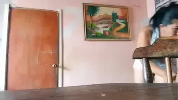 Morena latina de gran culo seduce a su padrastro