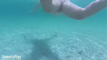 Creampie whore swimming underwater