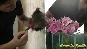 Patroa gostosona mostra o que acontece com funcionario que fica vacilando no trabalho. (Trailer)