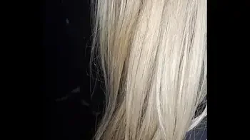 Meu marido me levou novamente no cinema porno, porque queria ver novos machos esporrando na minha cara e boca. E eu adorei, de novo