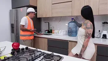 The plumber comes to fix the pipe and I end up paying him with my wet pussy – LA ROLA AND DANICLARK